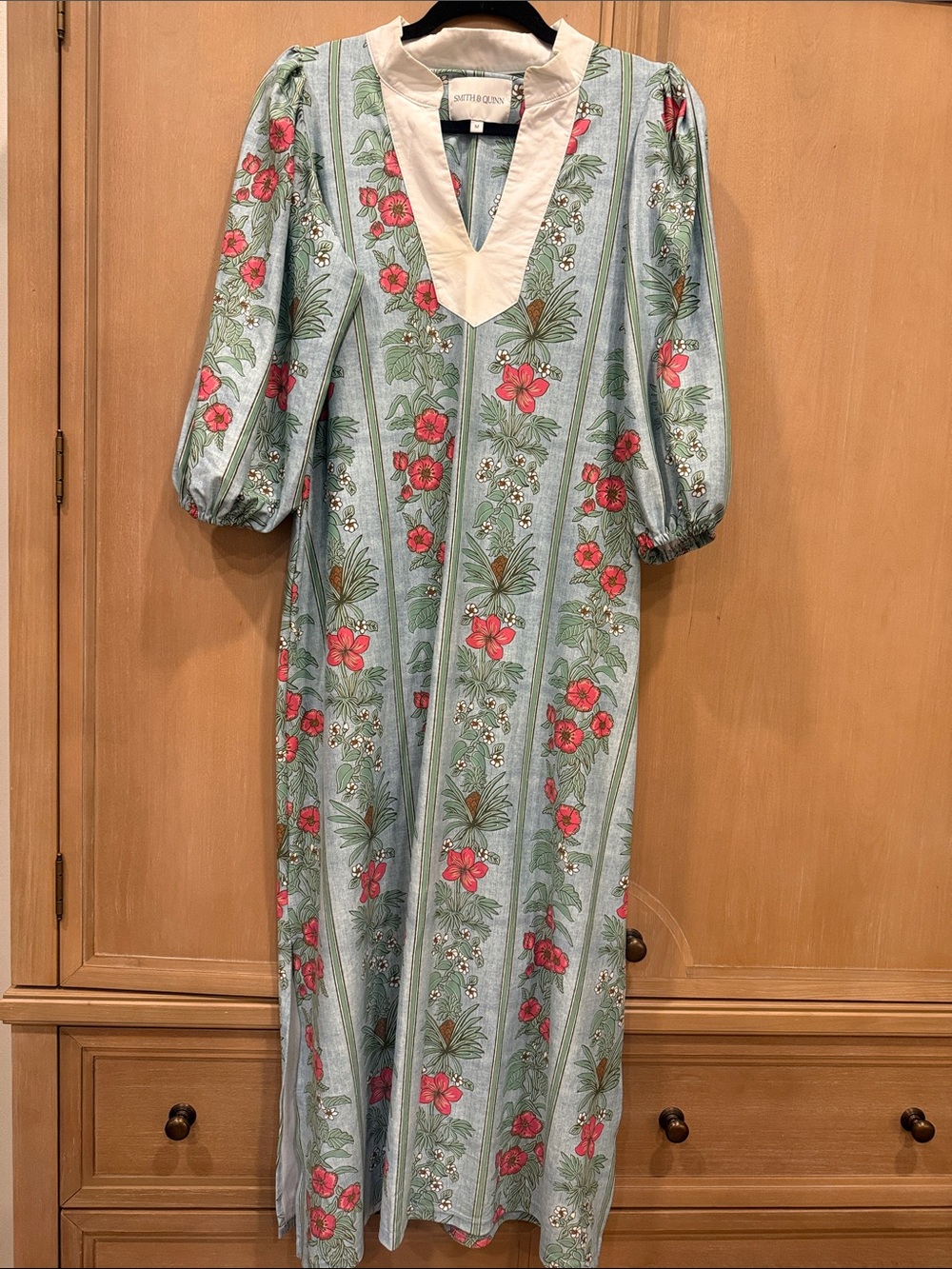 Smith & Quinn Green Floral Maxi Dress with Cream V-Neck - Picture 3 of 4